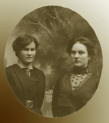 A031 E og R Sindre.jpg - Elfrid Sindre og Magnhild, gift Faleide til høyre, døtre av Rasmus og Gyda Sindre. Elfrid Sindre to the left and her sister Magnhild who married Olav Faleide, to the right. Both daughters of Rasmus and Gyda Sindre,